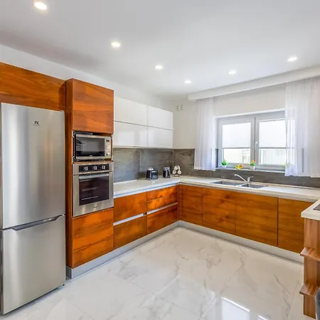 Spacious, Bright&terrace Views By Quicktips Apartment *